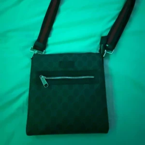 Gucci Axel väska äkta  - Denna Gucci väska är köpt för cirka 2 år sen men inga skador eller någoting allt tillbehör med kommer om man köper 