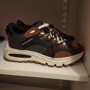 Disquared2 skor  - Hej? Bilderna är kanska slarvig tagen. Skick är bättre var det ser ut på fotot,,,önska bättre bilder kan jag fixar