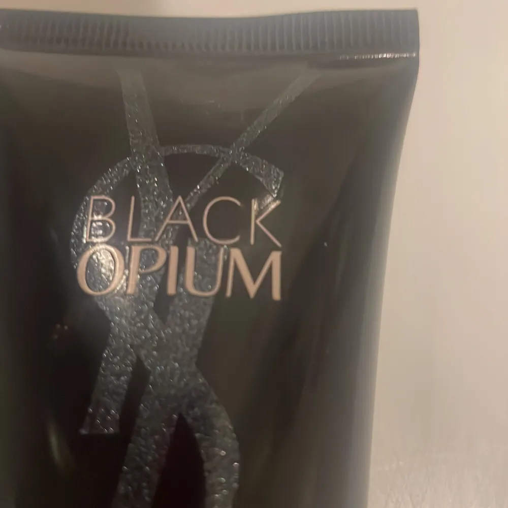 Det är en glittrande handkräm med märket black opium. Nästan helt ny och oanvänd 💙🤍💙🤍. Övrigt.