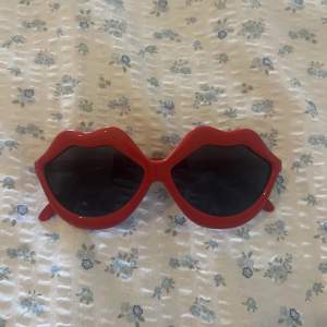 Ett par röda roliga solglasögon i pussform! 💋 perfekt till en kostym, eller vardags 🥰