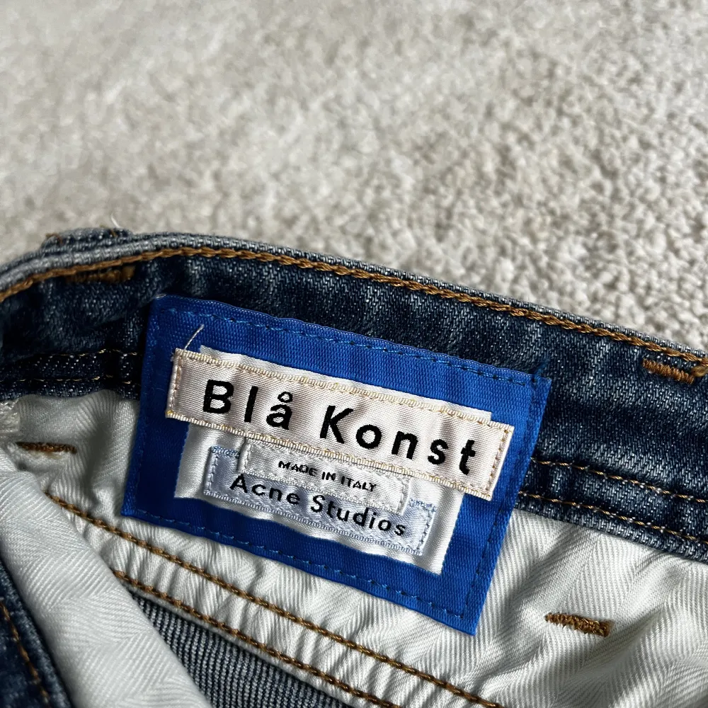 Säljer ett par jeans i bra skick, någon typ av skada på vänster lår (se bild 2). Jeans & Byxor.