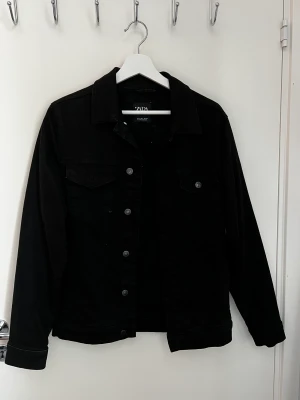 Jeans Jacka - Svart Jeansjacka från Zara som används en del min har blivit för liten