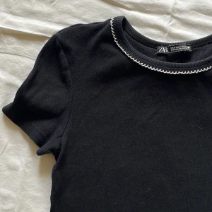 T-shirt - Zara T-shirt i storlek. Varan är i perfekt skick och har inga defekter.