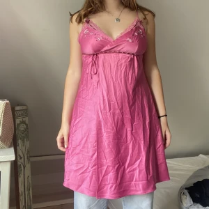 Rosa nattlinne - Superfint rosa nattlinne med detaljer! Aldrig använd och i nyskick!