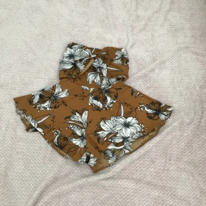 Onepiece - Den är strapless och knyts där bak Bra skick