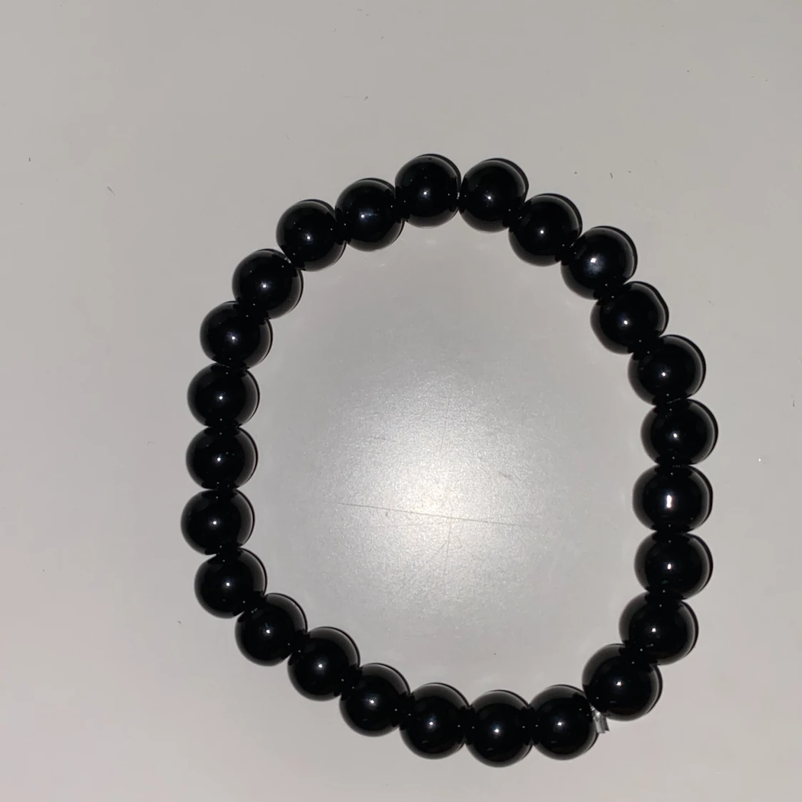 Svart pärlarmband