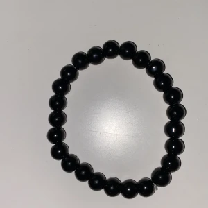 Svart pärlarmband  - 1st 55kr 2st 95kr 3st 135kr