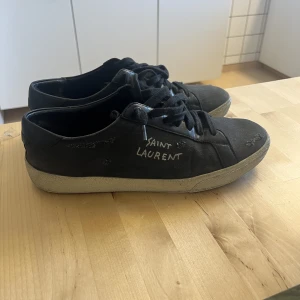 Saint Laurent skor  - Tjena!  Säljer mina sjukt snygga saint Laurent skor. Har haft dessa i ca 4 månader och de är i grymt skick. ”Slitningarna” på skorna är en del av designen.  Hör gärna av er om ni är intresserade 🙌 Storleken är 42 men de sitter som 42,5. 