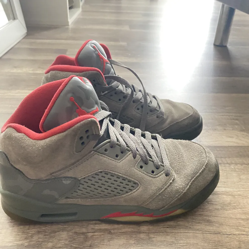 Säljer mina air Jordan 5 retro green som jag har använt 2 gånger. Jätte bekväma, säljer pga att jag använder inte dem längre köpte dem för 2000kr, säljer för 1000kr pris kan diskuteras😁. Skor.