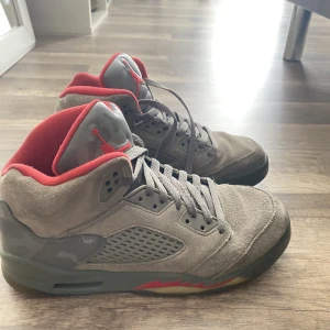 Air Jordan 5 retro  - Säljer mina air Jordan 5 retro green som jag har använt 2 gånger. Jätte bekväma, säljer pga att jag använder inte dem längre köpte dem för 2000kr, säljer för 1000kr pris kan diskuteras😁