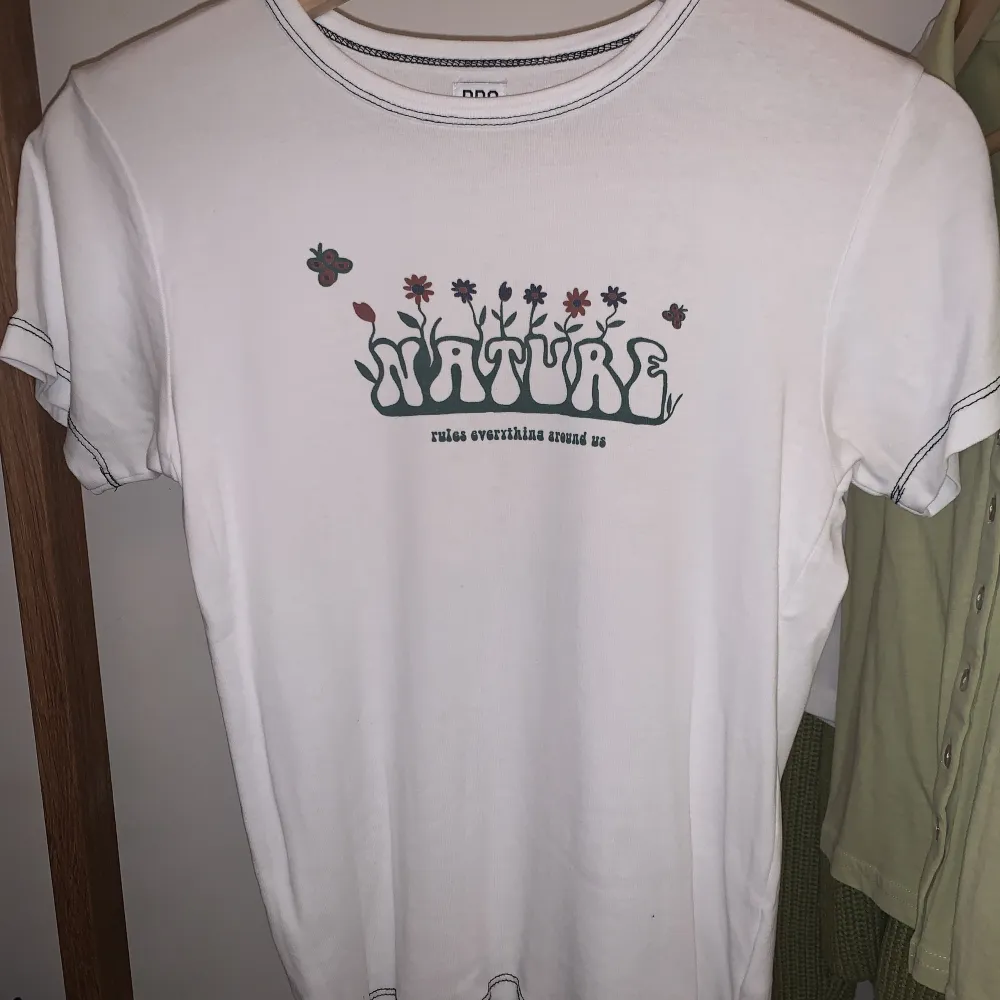 perfect condition and fits true to size, size M. T-shirts.