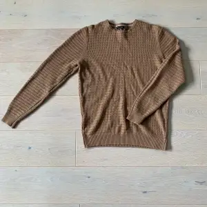 Säljer denna sköna och snygga tröja som är köpt från Massimo Dutti. den är i fint skick och inte mycket använd. Bara att skriva vid funderingar😀💯