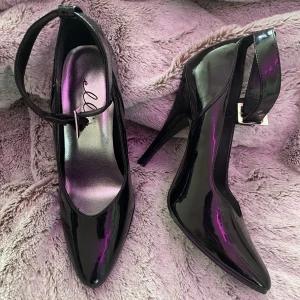 Coola klackar  - Köpte dessa på second hand med syftet på att lära mig att gå i klackar. Jag misslyckades och ger upp🥲 ^använd skick^