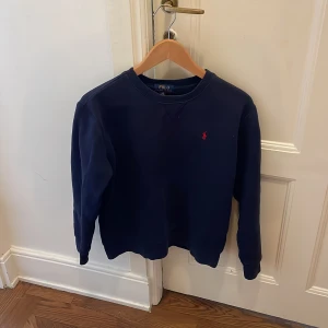 Ralph Lauren tröja - Säljer en Ralph Lauren tröja som jag använt länge men ändå har ett hyfsat bra skick. Den har en liten lös tråd och ett litet hål men inga andra skador. Nypris: 1000kr Tröjan har storleken 14-16 år och jag kunde ha den till jag var 163. Pris kan diskuteras