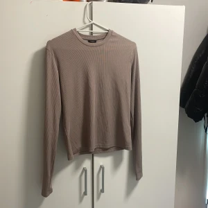 Ribbad lång ärmad  - En basic kall brun långarmad ribban tröja, inte alls använd så väldig bra skick och även väldigt skönt material. Storlek M fast ät lite mindre så skulle säga s 