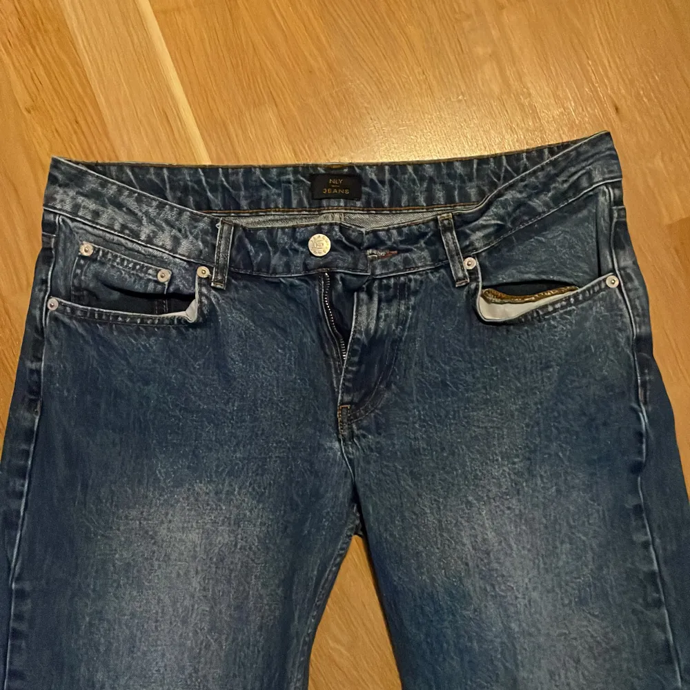 Jättesnygga jeans från Nelly i en storlek på 38💕 Midjemått: 84 cm Innerbenslängd: 76 cm💕 Jag är 170 men de är lite korta på mig, så skulle säga att de passar någon runt 167-168🫶. Jeans & Byxor.