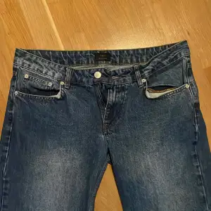 Jättesnygga jeans från Nelly i en storlek på 38💕 Midjemått: 84 cm Innerbenslängd: 76 cm💕 Jag är 170 men de är lite korta på mig, så skulle säga att de passar någon runt 167-168🫶