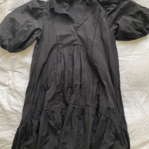 Klänning  - En klänning med broderi som går till knäna på mig som är 175! Superfin kvalitet och den är i bra skick. 