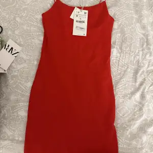 Röd klänning från zara, aldrig använd 