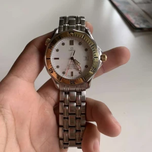 Omega Seamaster  - Omega Seamaster Diver 300M Automatic 41 Stainless Steel 2432.20.00 Jag säljer nu min otroligt fina Omega Seamaster Proffesional som är gjord i rostfritt stål och guld med safirglas. Märke: Omega Ref: 2432.20.00 Skick: Bra Storlek: 41mm boett 18k guld 