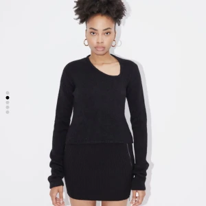 Stickad tröja  - Så fin stickad tröja! Nypris 569kr använd nån enstaka gång! Storlek 38 men sitter mer som en 36!