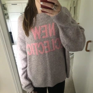 Stickad tröja - Stickad ”new eclectic” tröja från hm, jättemysig och sticks inte alls💖