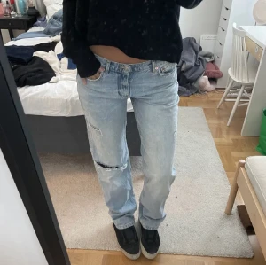 Snygga jeans med slitningar - Säljer dessa as snygga straightleg jeans ifrån gina tricot! Assnygga med slitningar och är låg midjade, är i storlek 38 och sitter perfekt på mig som brukar ha 38! Nypris på dessa är 499💕 Säljer för 249 + köpare står för frakt❣️ Hör gärna av dig vid frågor