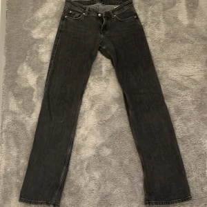 Arrow jeans - Säljer nu mina weekday jeans i modellen arrow. I storlek 23/32. Säljer dom för jag ej använder dom längre och för dom inte passar. Dom har ett jättelitet hål på knät men som inte syns eller påverkar nått!💕💕