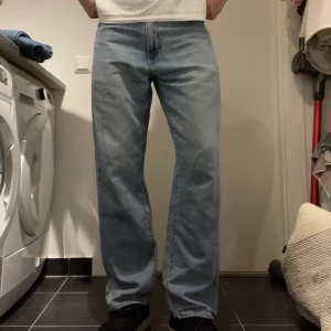 Levis Jeans - Ett par pösiga Levis Jeans som har ett par år på nacken. De är lagade vid rumpan och nere vid höger på byxkanten. Det är generellt en bra byxa från Levis, modellen är Stay Loose och har vart en personlig favorit i 3-4 år nu. Pga skadorna sänks pris. 
