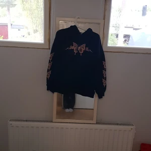 Hoodie  - En fin tröja bra oris nästan oanvänd 