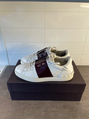 Valentino Open - Säljer dessa feta valentino skor, dom är använda lite märken, skriv privat så visar jag fler bilder på skorna!  Storlek 41