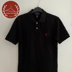 Ralph Lauren piké  - En fin Ralph Lauren piké i färgen svart, skick 7/10