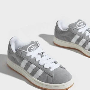 CAMPUS strl 38 - Säljer helt nya campus i strl 38 då jag beställde fler par! Köparen står för frakten!   Bud från 1500kr Köp nu 1900kr