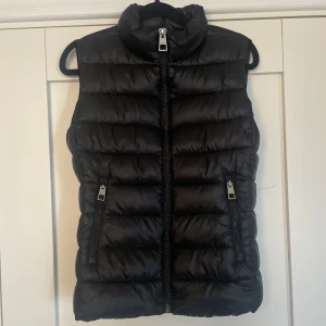 Väst - Superfin väst från mango, endast använd 1 gång!!