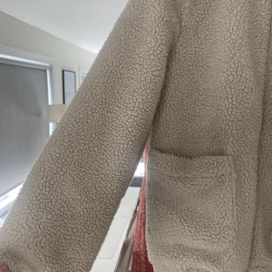 Teddy Jacka! - Såå gosig, fin teddyjacka från Bubbleroom! Perfekt till hösten! Nypris 700kr Skicka, om du vill ha närmare bilder!