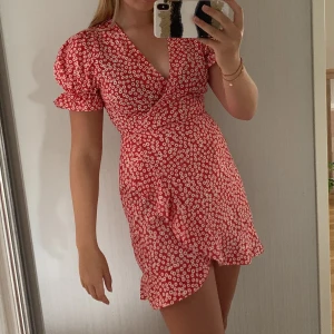 Röd blommig klänning, Chiquelle - Jättefin röd-rosa klänning från chiquelle!!!! Har lite slitningar bak vid midjan, men syns knappt. Annars nyskick!!🌸🤩💞 Nypris 600kr