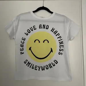 En vanlig t-shirt med smily face