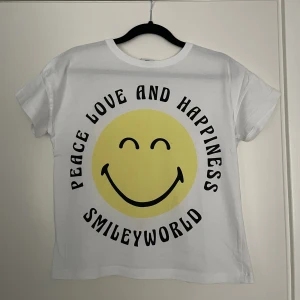 Tröja - En vanlig t-shirt med smily face