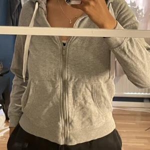 Grå zip up hoodie  - Vanlig grå zip up hoodie 🤍🩷