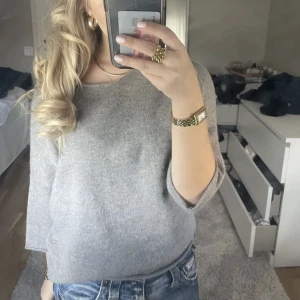 Off shoulder topp - Jättesöt offshoulder topp med 30% kashmir jag knappt använt!! Skriv för frågor eller fler bilder!💘