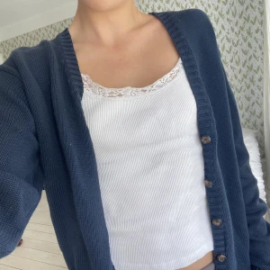 Kofta - En mörkblå stickad kofta i väldigt bra skick från Brandy Melville🫐🤍