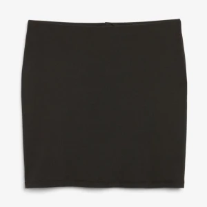 mini kjol  - Säljer min svarta minikjol från hm i storlek XS💛 passar även S