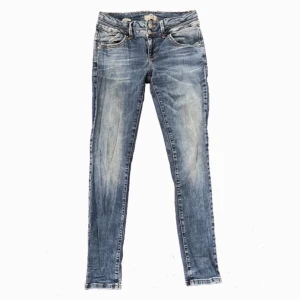 Ltb Jeans Låg midjade - Schyssta lågmidjade ltb jeans!  - Skick 9/10  - Sjukt bra fade, Med en bra passform!👖 - TITTA MIN SIDA SÅ DU INTE MISSAR NÅGOT ÄNNU FETARE!🍾💶Kom dm ifall du har några frågor!🙋‍♂️😊