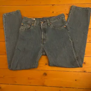 Snygga Levis jeans som knappt är använda och i perfekt skick. I några bilder kan jeansen de grå ut men de är blåa. De är straightleg och midwaist🩵skriv gärna om frågor