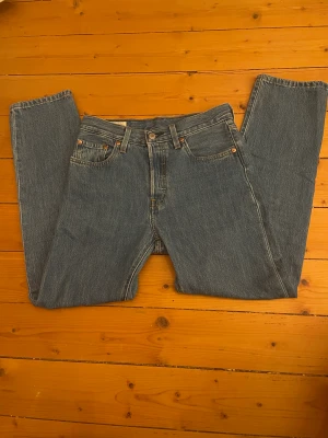 Snygga Levi’s jeans - Snygga Levis jeans som knappt är använda och i perfekt skick. I några bilder kan jeansen de grå ut men de är blåa. De är straightleg och midwaist🩵skriv gärna om frågor