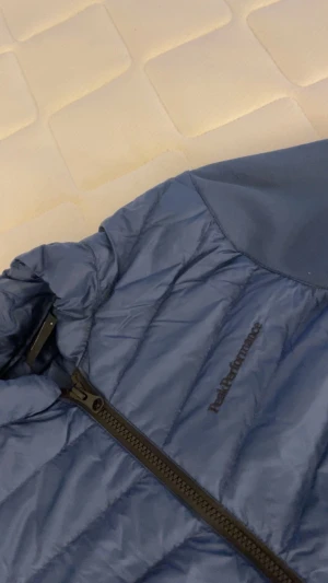 Peak performance - En ” hybrid jacket” från peak performance. Knappt använd och köpt för ca 6 månader sen. Väldigt bra skick