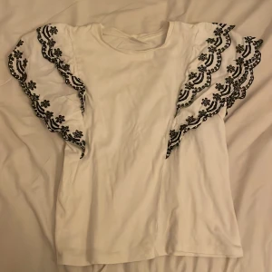 Zara t shirt  - Säljer denna jättesnygga zara toppen från zara barn storlek 152