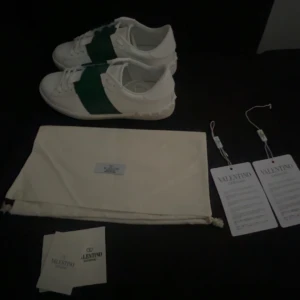 Valentino  - Strl 42 box dustbag tags följer med 