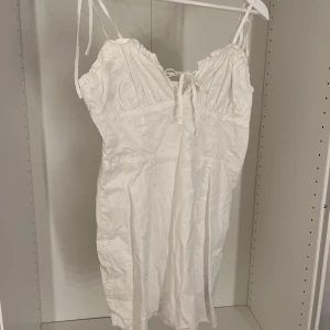 Klänning  - Jätte gullig sommarklänning som tyvärr är för liten för mig, aldrig använd och i nyskick 