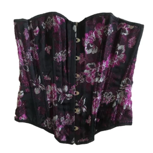 Korsett - Lila & svart blommig korsett i fint användt skick! Så söt, sitter som en s men kan justeras i ryggen🫶